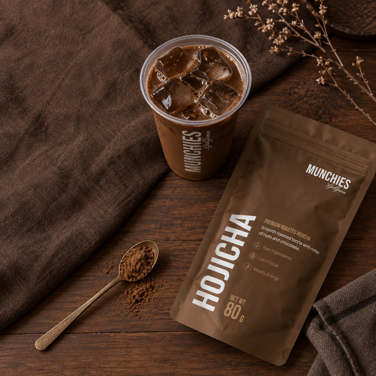 Hojicha in vrečka na jesenski mizi, pogled od zgoraj