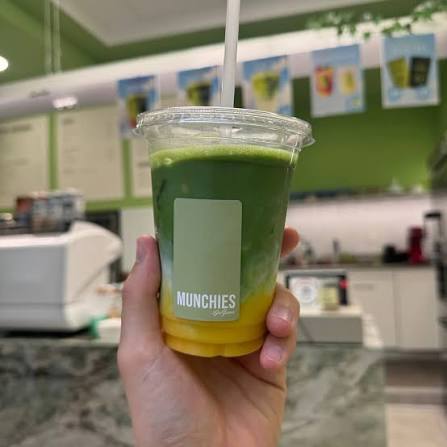 Jagodna matcha na pultu
