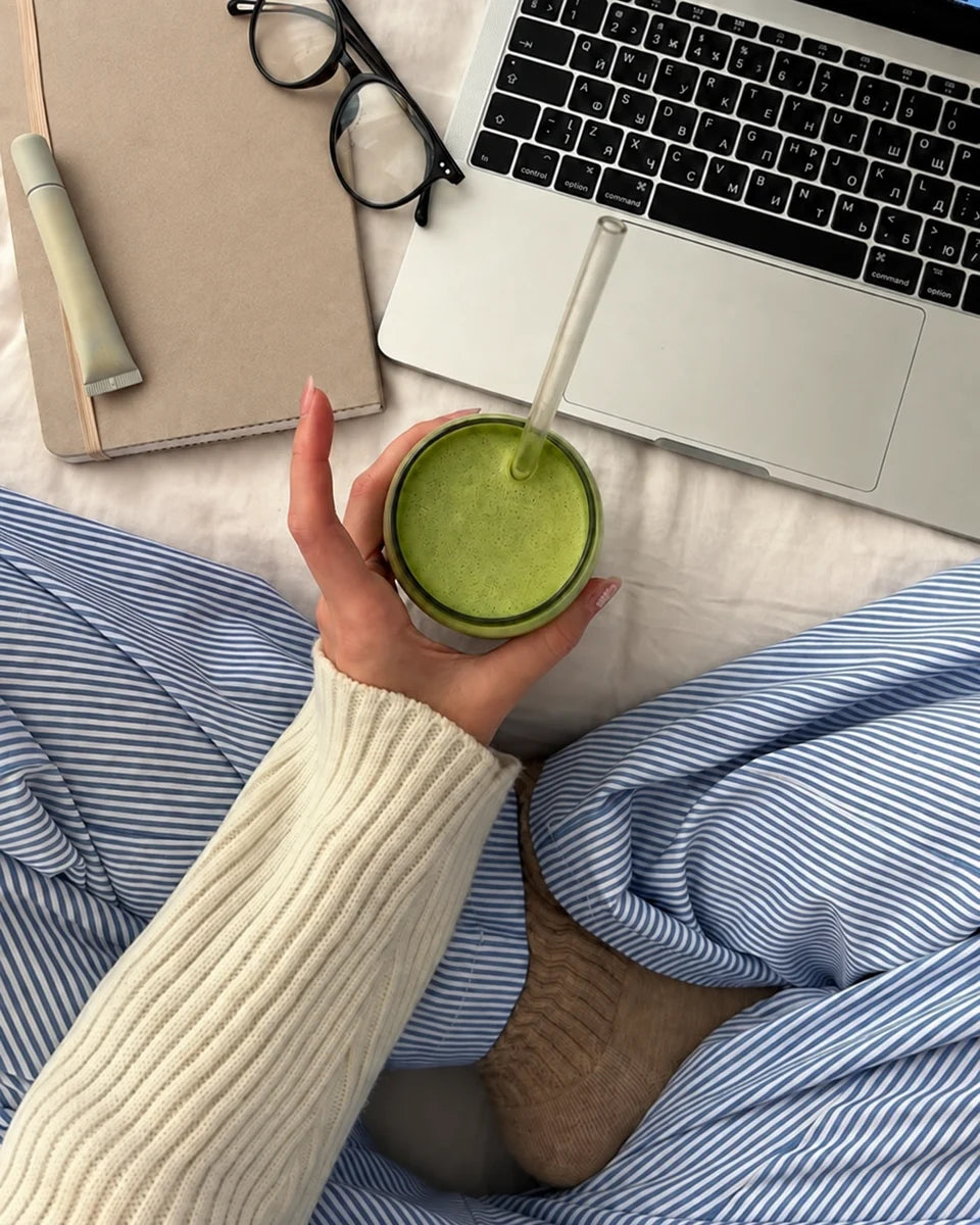 Matcha ob prenosniku in zvezku