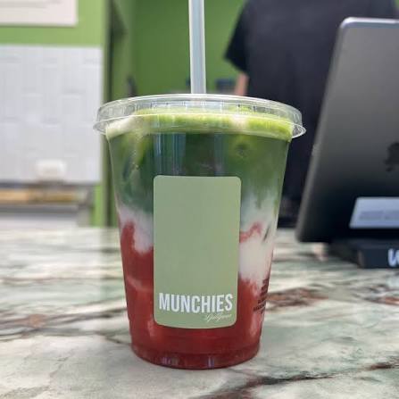 Munchies skodelica v roki