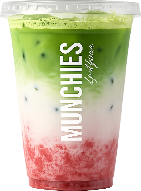 Munchies jagodna matcha, kozarec z zelenim in rdečim slojem.