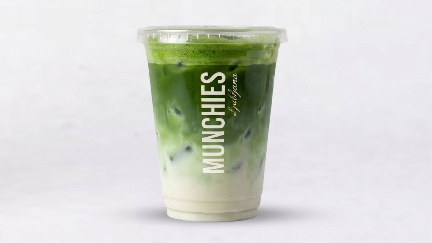Leden matcha latte Munchies z vidnim zelenim slojem nad mlekom.