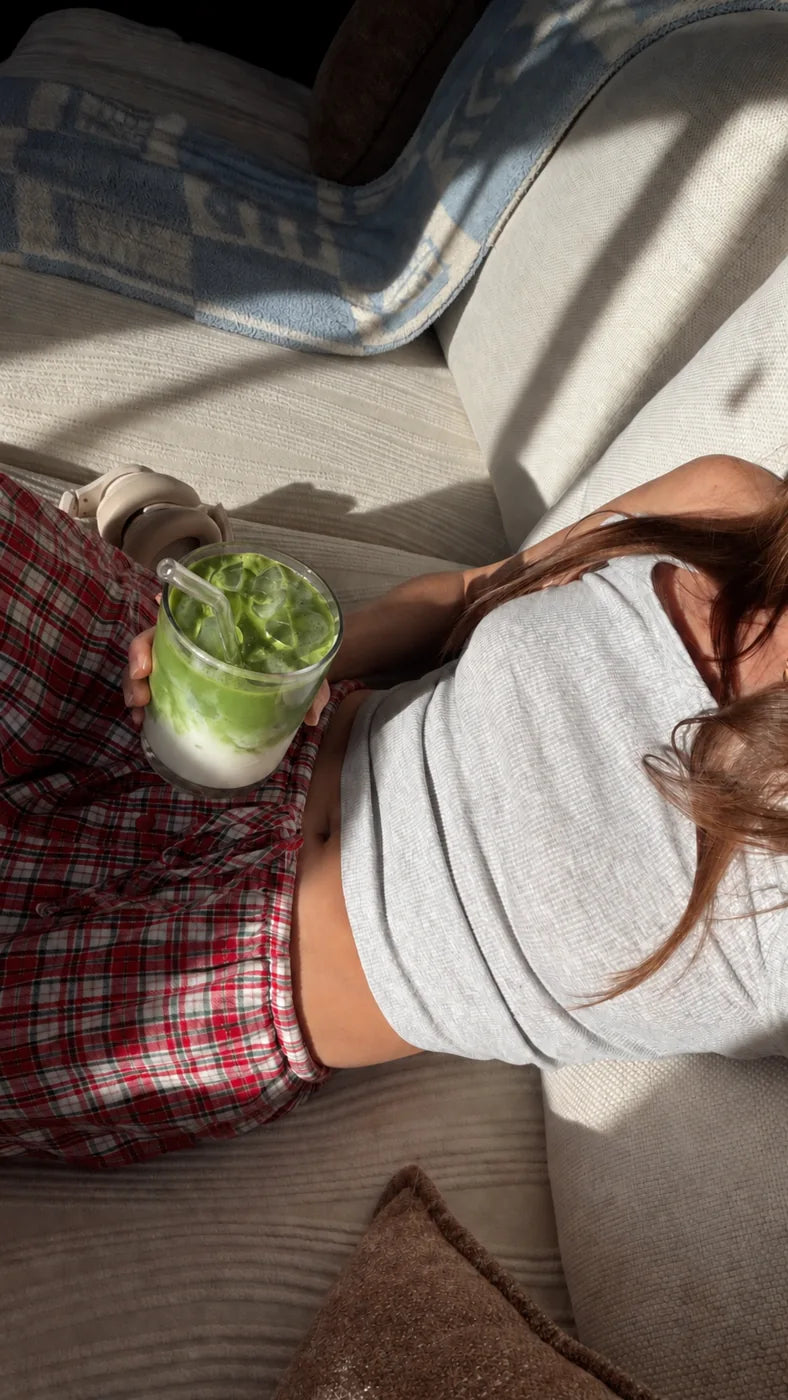 Ledena matcha v kozarcu med počitkom na kavču