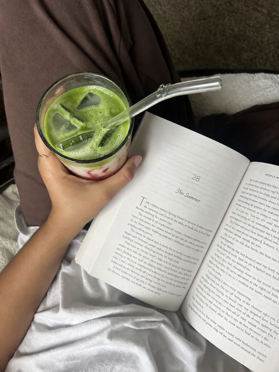 Jagodna matcha ob odprti knjigi