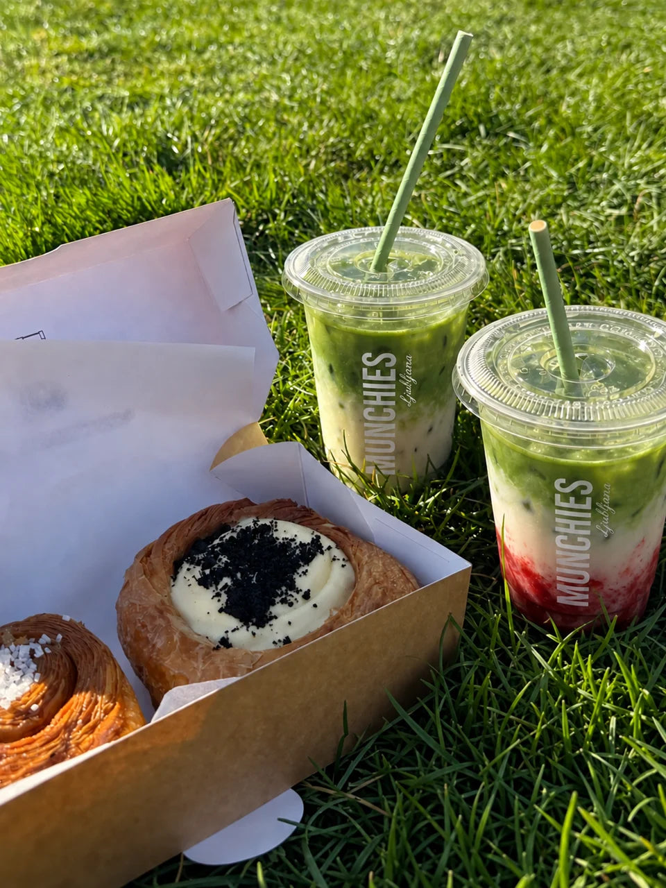 Munchies matcha in pecivo na pikniku