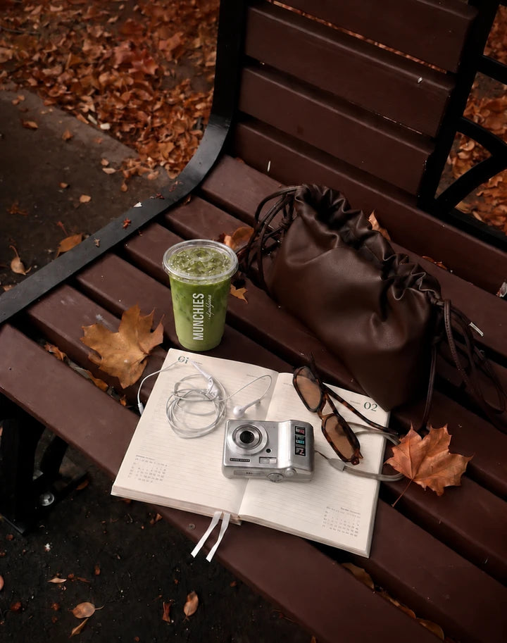 Matcha a doplňky na podzimní lavičce v parku