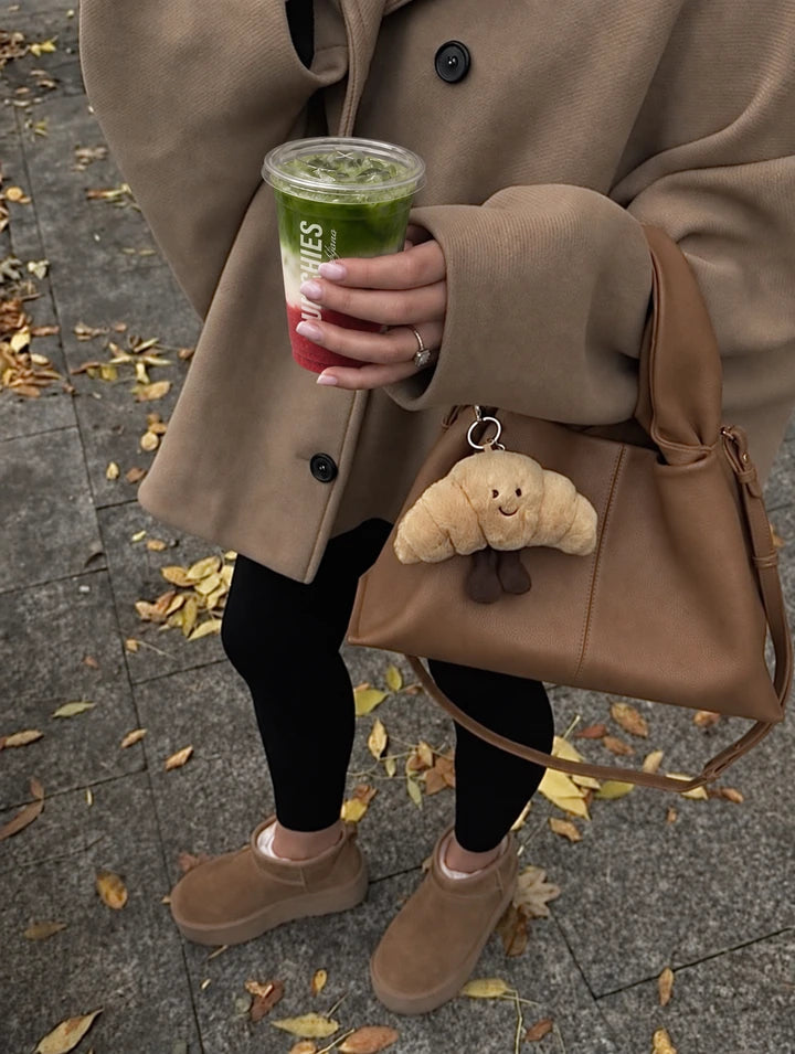 Jahodová matcha v ruce při podzimní procházce