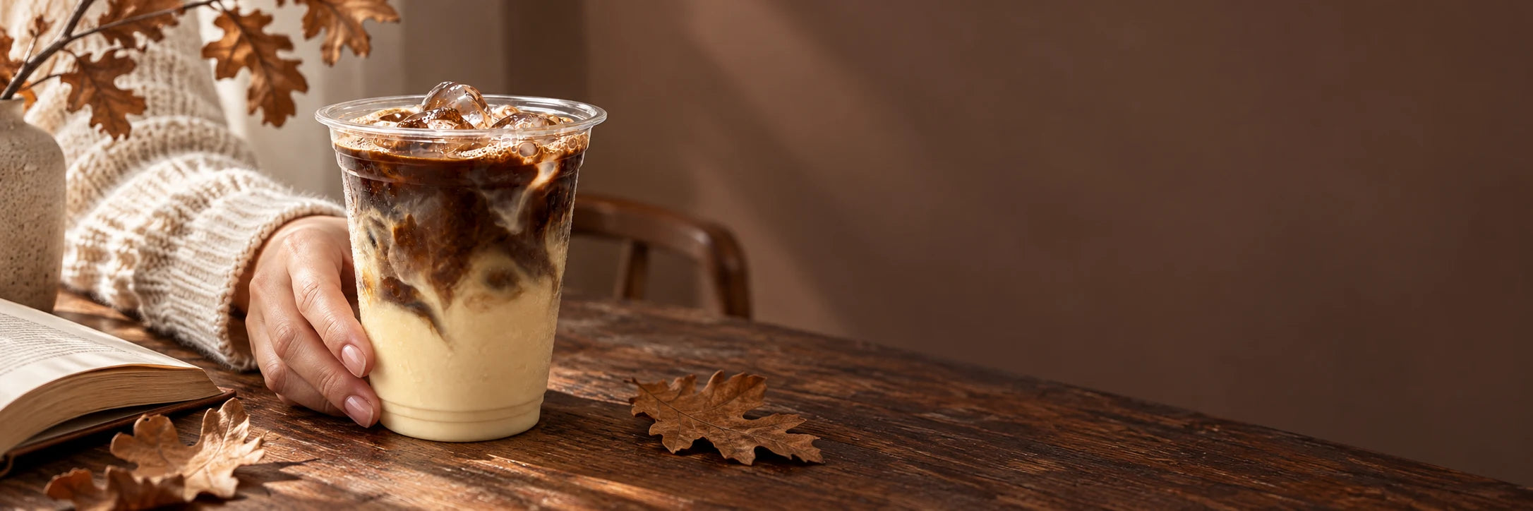 Hojicha latte, knjiga in miren jesenski trenutek.