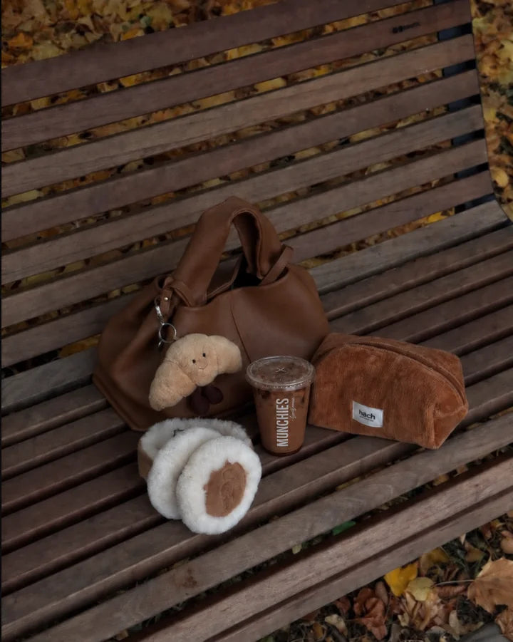 Nápoje Munchies a taška na lavičke v parku